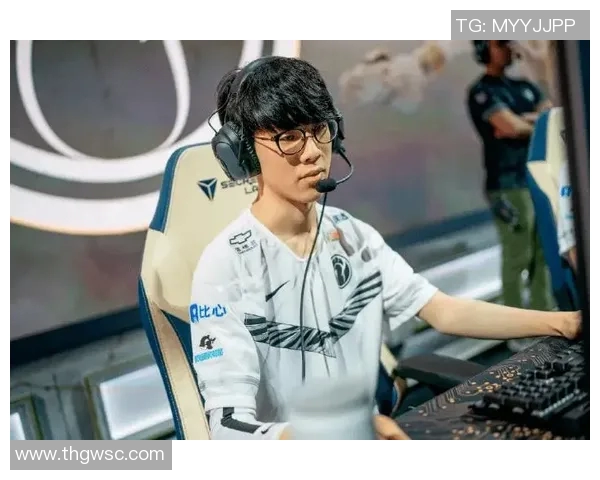 JDG战队在DOTA2比赛中的进攻策略分析与得失总结